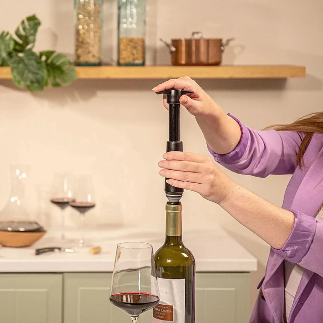 Weinpumpe schwarz (1 Pumpe, 2 Wein Stopper) Faltschachtel